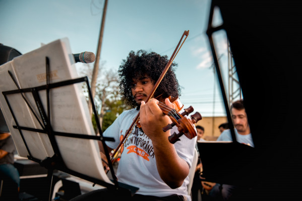 Orquestra Contemporânea do Centro Cultural Maloca dos Brilhante: Iniciação e formação musical no Vale do Caju